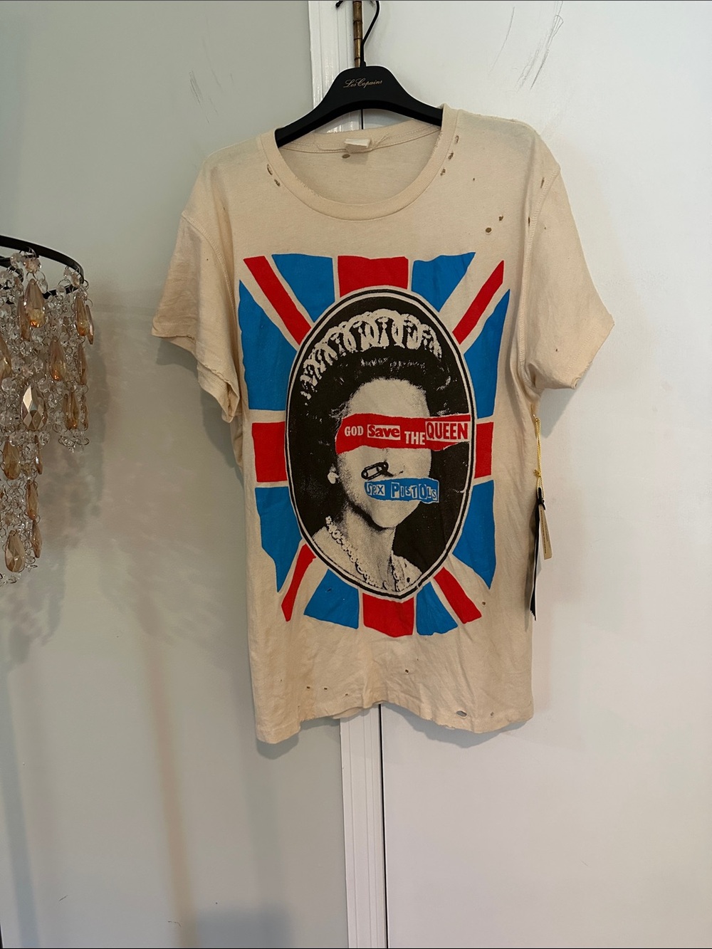NWT Sex Pistols tee sz Small, never tried on.
Color looks like cream/light beige